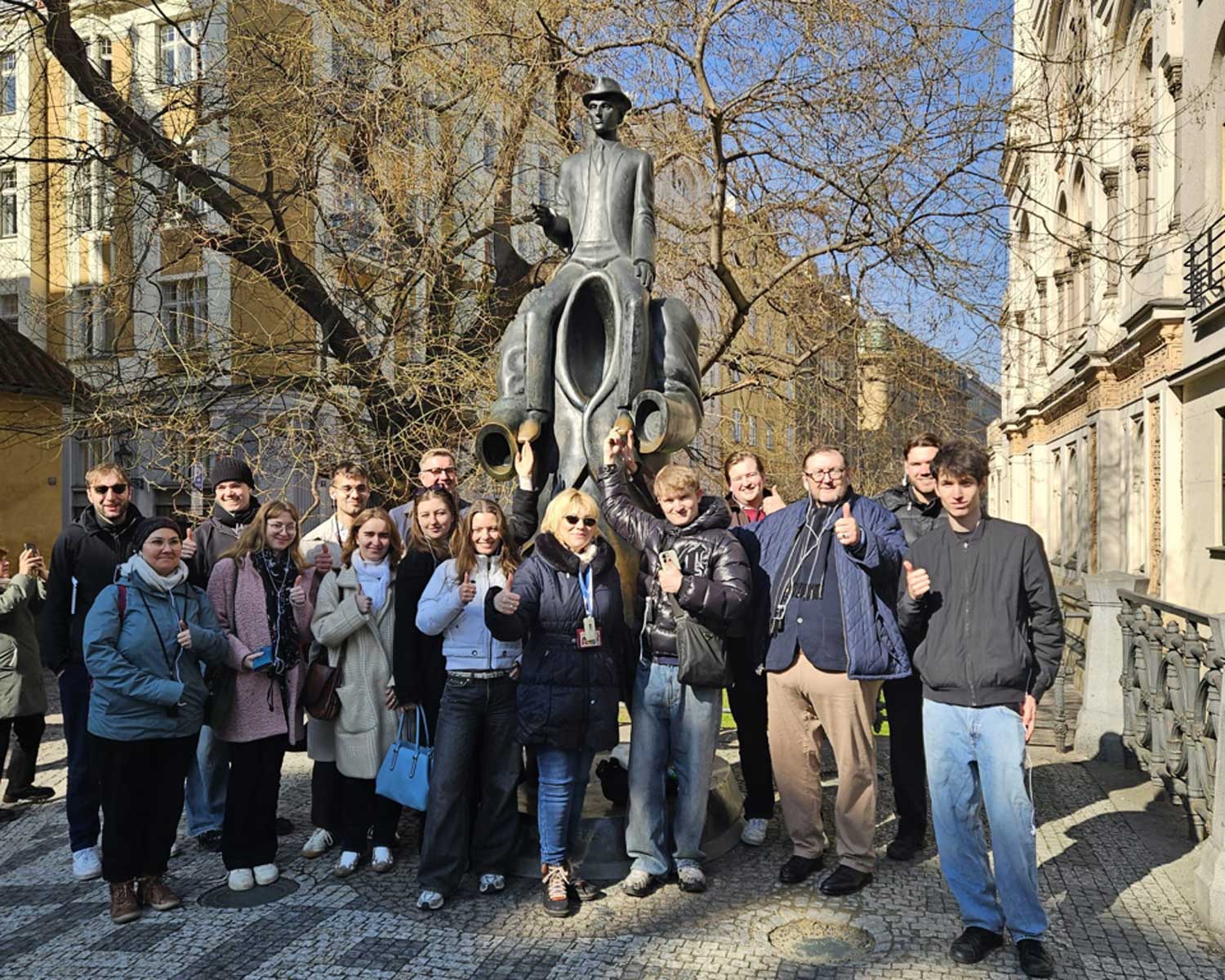 Gruppenbild vor der Spanischen Synagoge in Prag